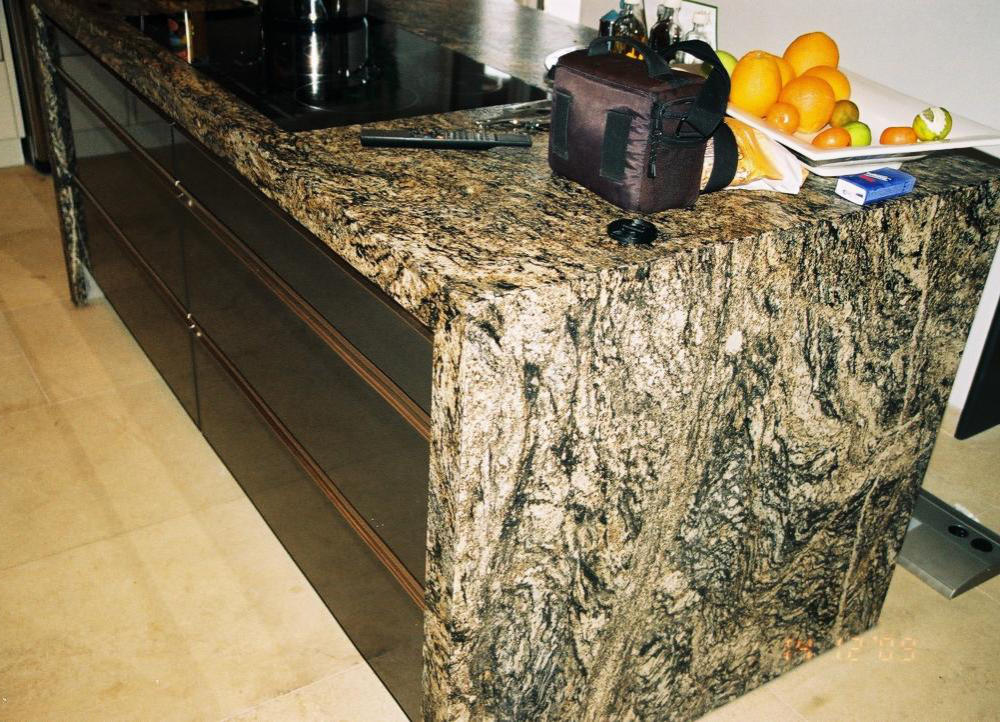 Arbeitsplatte aus poliertem Marmor auf der Küchenzeile, Oberlicht