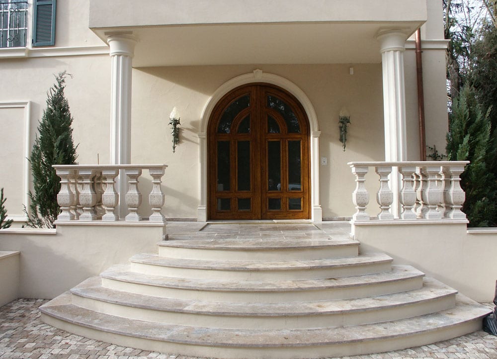 Repraesentativer Hauseingang mit geschwungener Natursteintreppe und Balustraden aus hellem Kalkstein
