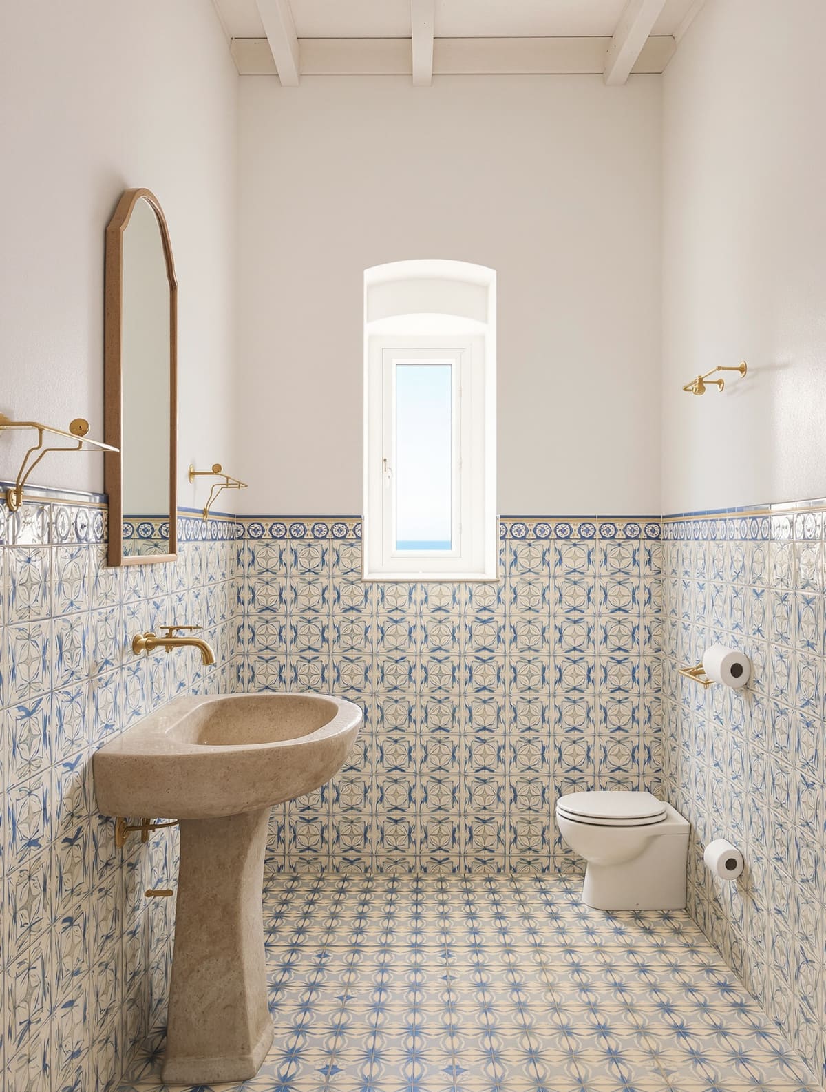 Bad mit blaugrünem Glasmosaik in der Dusche und gemusterten Zementfliesen am Boden