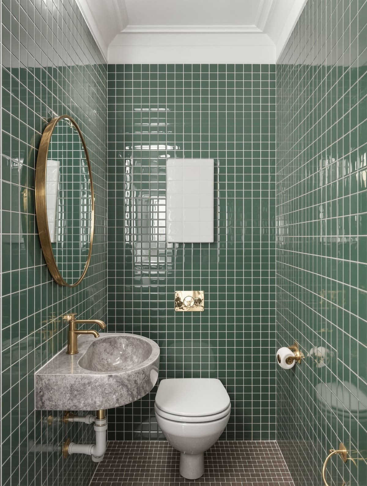 Kleines Gäste-WC mit dekorierten Zementfliesen an Boden und Wand und einem Waschbecken aus Glas